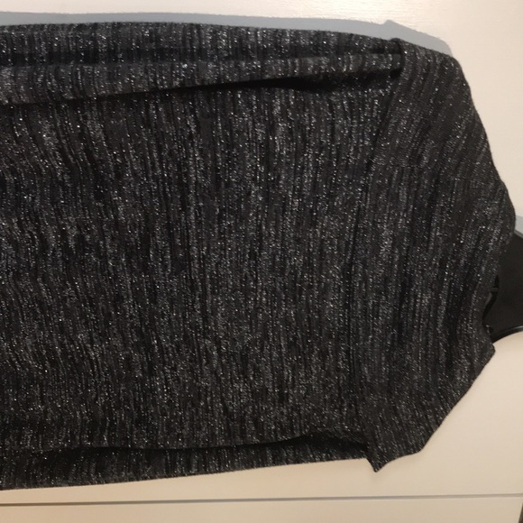 Liz ClaiborneWomen’s top Size Large  Long sleeve cowl neck color black/silver - Picture 7 of 9